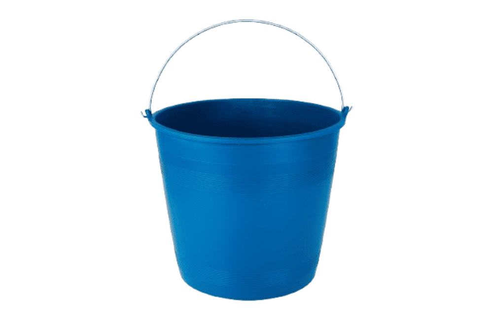 Cubo azul de 12 litros con asa met&aacute;lica sobre fondo transparente